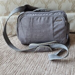PACSAFE METROSAFE MESSENGER CROSSBODY TRAVEL COMMUTE BAG LOCK SECURE TABLET GRAY